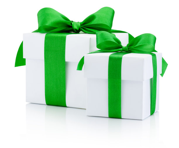 白色背景上系着绿色丝带的白色礼品盒图片下载
