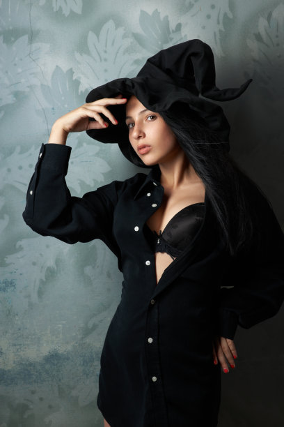 穿着女巫服装的女孩性感的样子图片下载