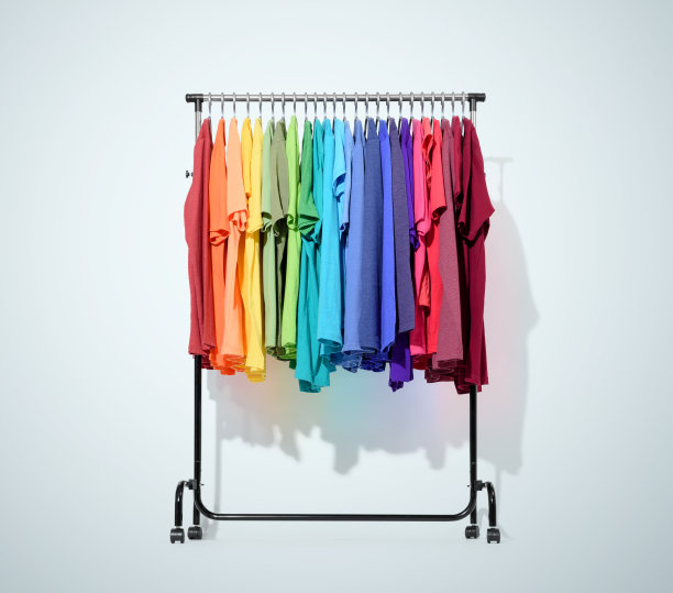 移动衣架与颜色衣服浅蓝色背景图片下载