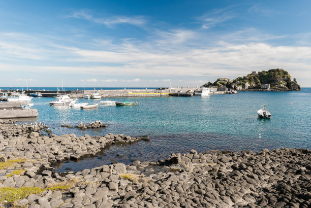 西西里岛Acitrezza海岸线上的柱状玄武岩图片下载