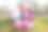 小女孩在草丛中，父母在后面图片下载