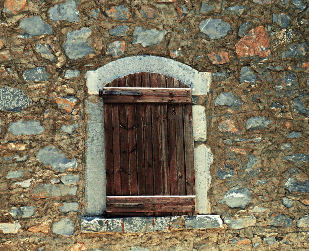 旧石墙上粗糙的木制百叶窗图片下载