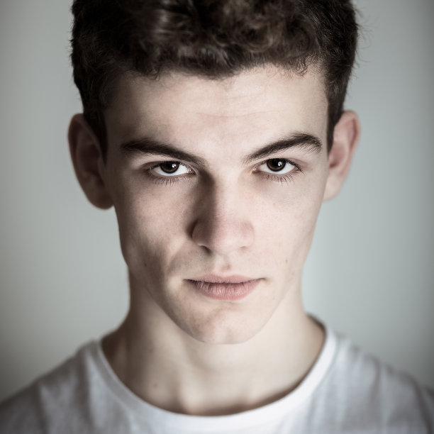 强烈的年轻人图片下载