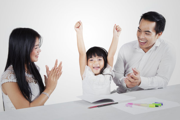 小女孩得到了父母的掌声图片下载