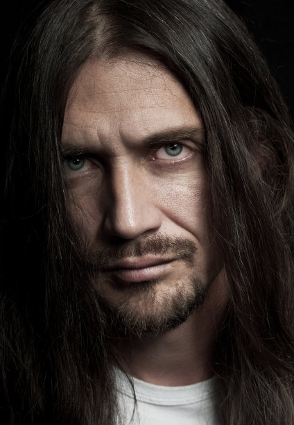 长发男人的肖像图片下载