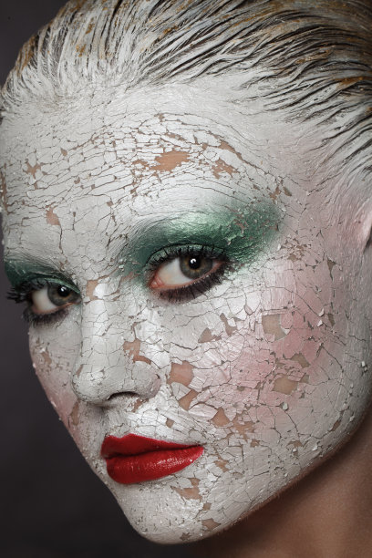 皮肤干裂，妆容奇特的女孩。美丽的照片图片下载