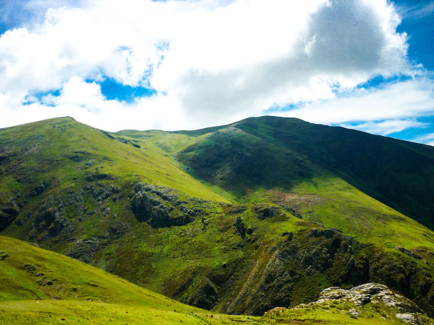 在一个阳光明媚的日子里，绿色的安迪山图片下载
