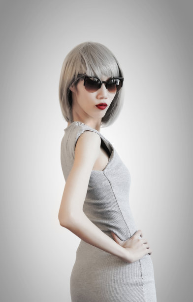 漂亮的银发女人，戴着墨镜，穿着灰色的衣服图片下载