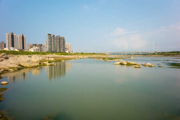 河边的城市图片下载