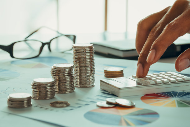 用硬币和图表进行投资分析的概念图片下载