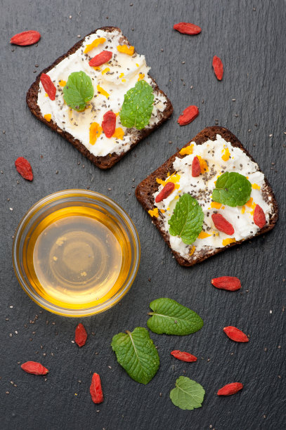 面包配上山羊奶酪、蜂蜜、枸杞和奇异子图片下载