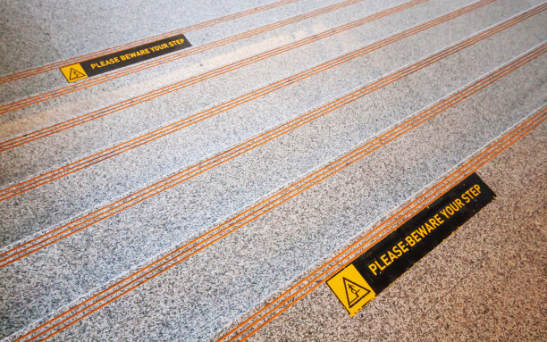 谨慎的一步图片下载