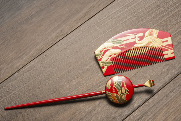 日本梳子和发夹。图片下载