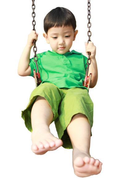 亚洲男孩玩秋千图片下载
