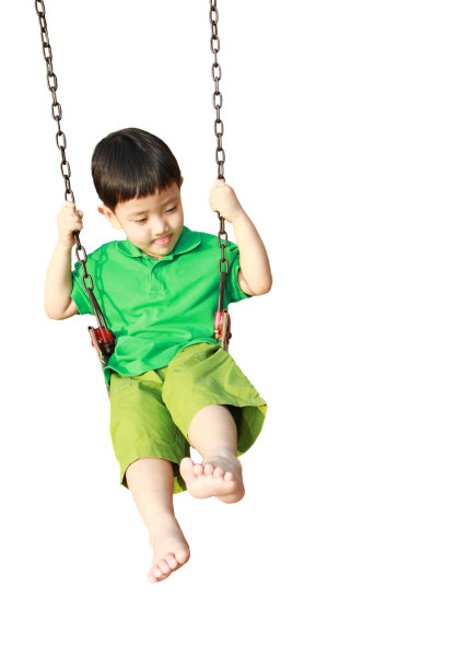 亚洲男孩玩秋千图片下载