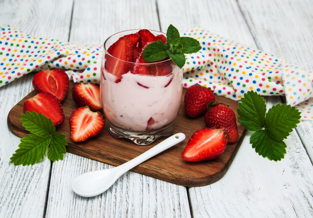 新鲜草莓酸奶图片下载