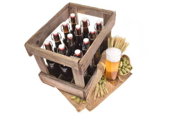 啤酒箱和啤酒杯图片下载