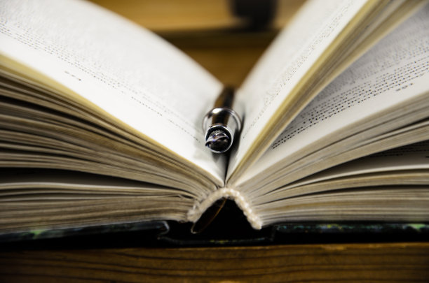 打开书和钢笔图片下载