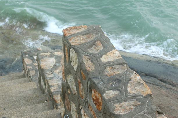 海浪拍打着岩壁图片下载