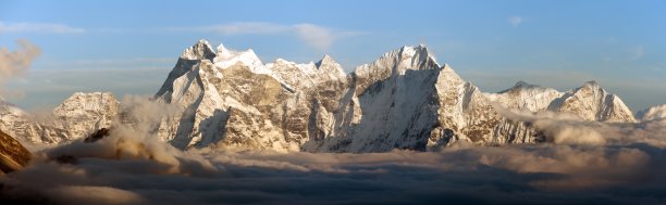 晚上全景的山康加和塔姆塞库图片下载
