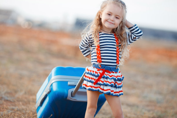 带着一个蓝色大行李箱的小女孩图片下载