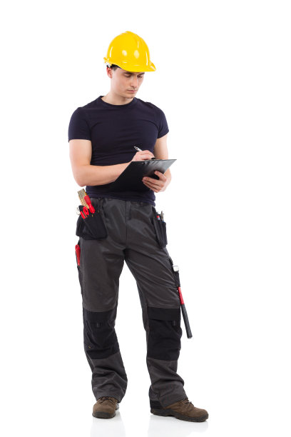 严肃的建筑工人在做笔记。图片下载
