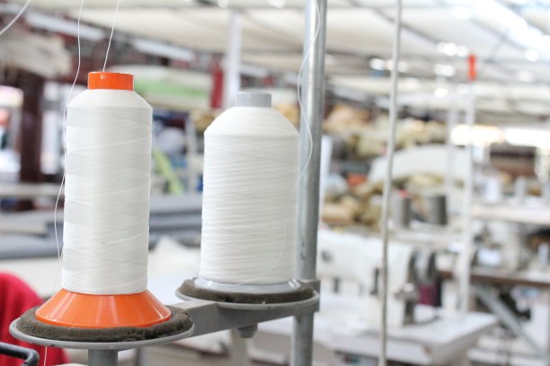 缝纫车间里的线盘图片下载