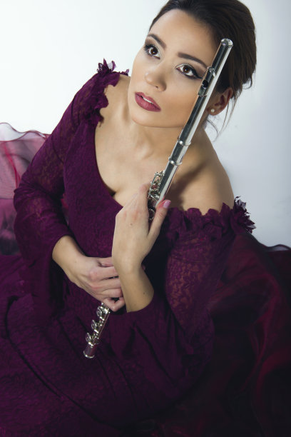 拿着长笛的女人的肖像图片下载