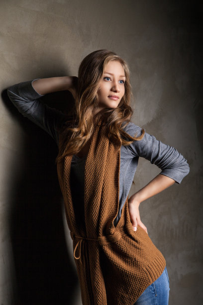 穿着秋叶牛仔裤的年轻女子图片下载