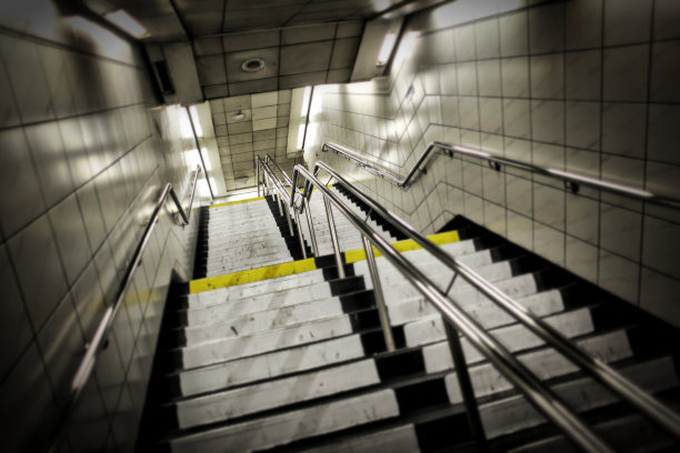 英国伦敦的地下楼梯图片下载