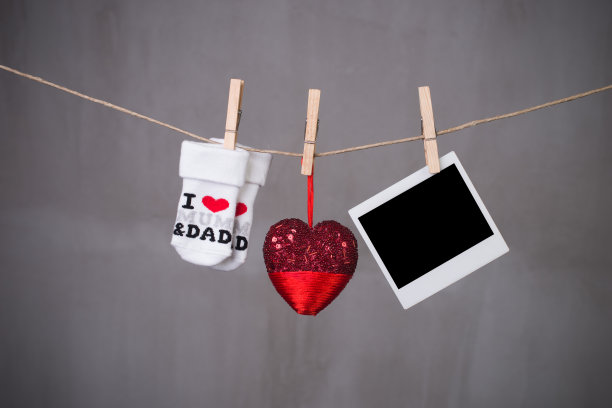 婴儿用品和空白照片挂在晾衣绳上图片下载