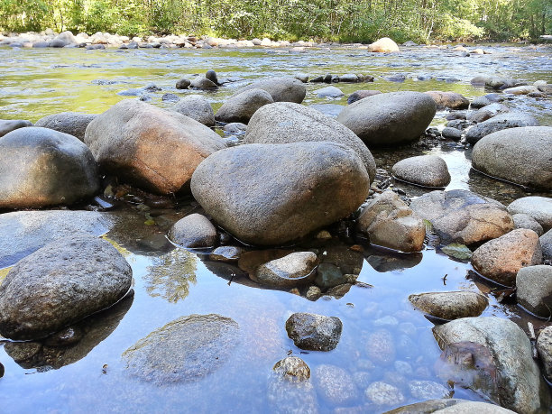 小溪边的石头图片下载