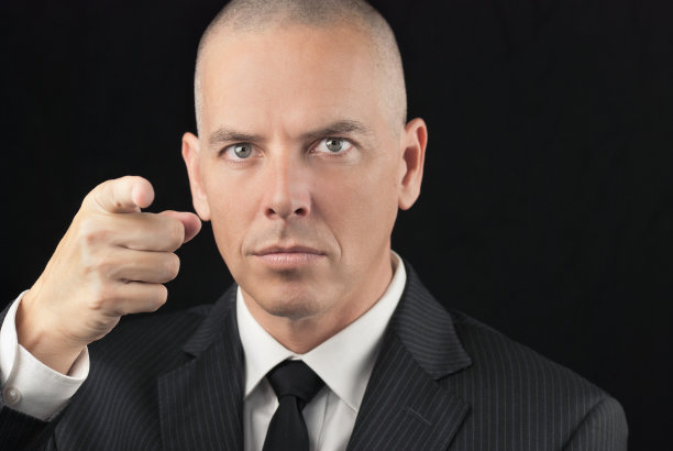 表情严肃的光头男人指向镜头图片下载