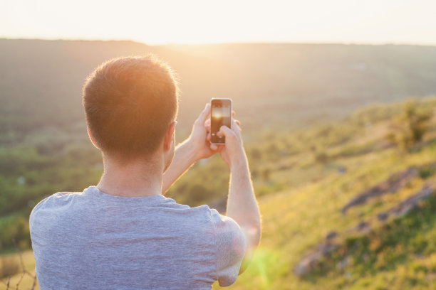 男子用智能手机拍照图片下载