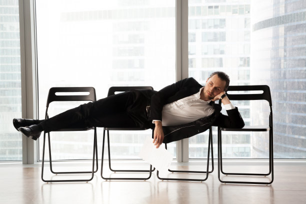 申请人因长时间等待轮到他面试而感到疲惫图片下载