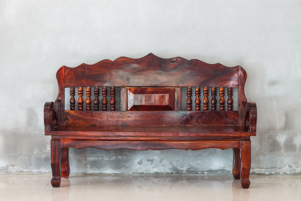 旧木头沙发椅子在垃圾墙的背景图片下载