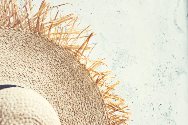 混凝土背景上的草帽图片下载