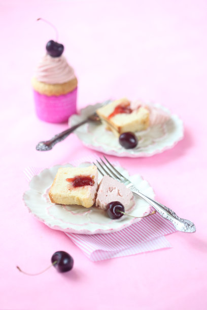 草莓酱樱桃小蛋糕图片下载