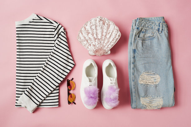 平躺拍摄的女性巴黎风格的服装和配件图片下载