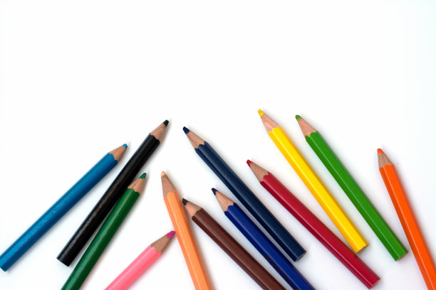 白色背景上的彩色铅笔图片下载