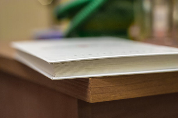 桌子上的书图片下载