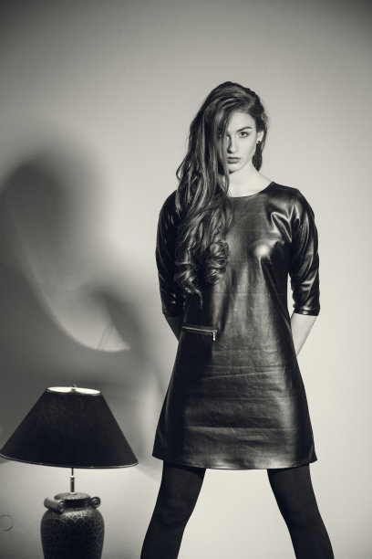 穿着黑色皮衣的性感年轻女子图片下载