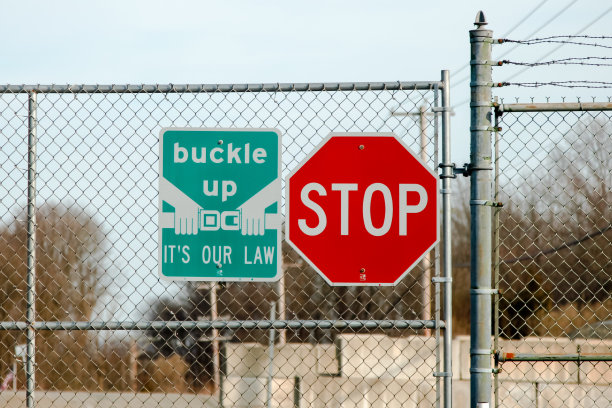 系好安全带，这是我们的法律和停车路标图片下载