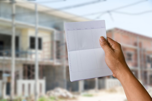 一个手持有的储蓄帐户存折上建设房屋图片下载