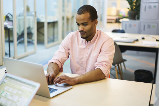 青年教师和学生使用免费的无线网络连接在线聊天纠正错误图片下载