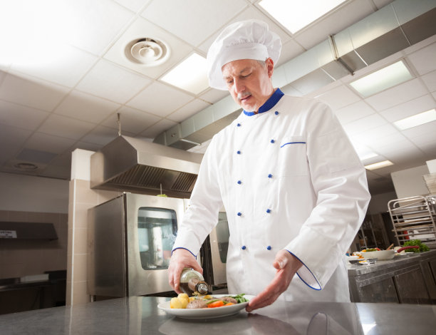 男厨师在装饰一道菜图片下载