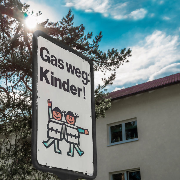 交通标志，速度限制，小心，孩子在德语图片下载