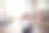 近距离时尚街道风格的肖像，一个美丽的女孩在一个休闲的服装走在城市。漂亮的褐发女人留着咖啡。图片下载