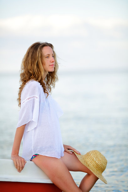 年轻女子在海滩上休息图片下载