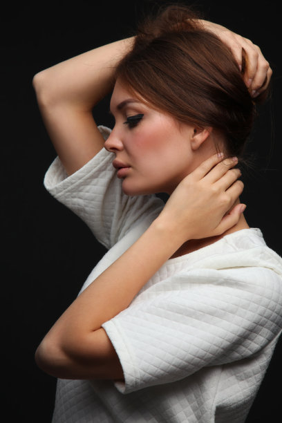 一个美丽的女人的肖像，孤立在黑色的背景图片下载